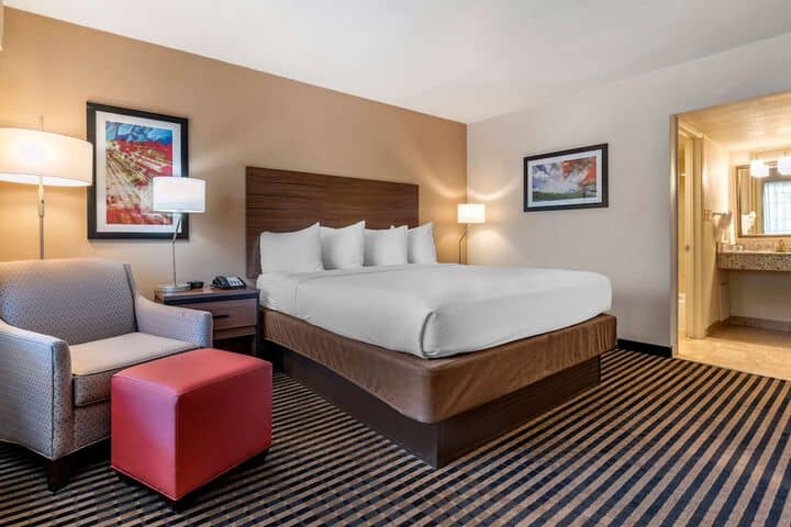 Room 10 of 28